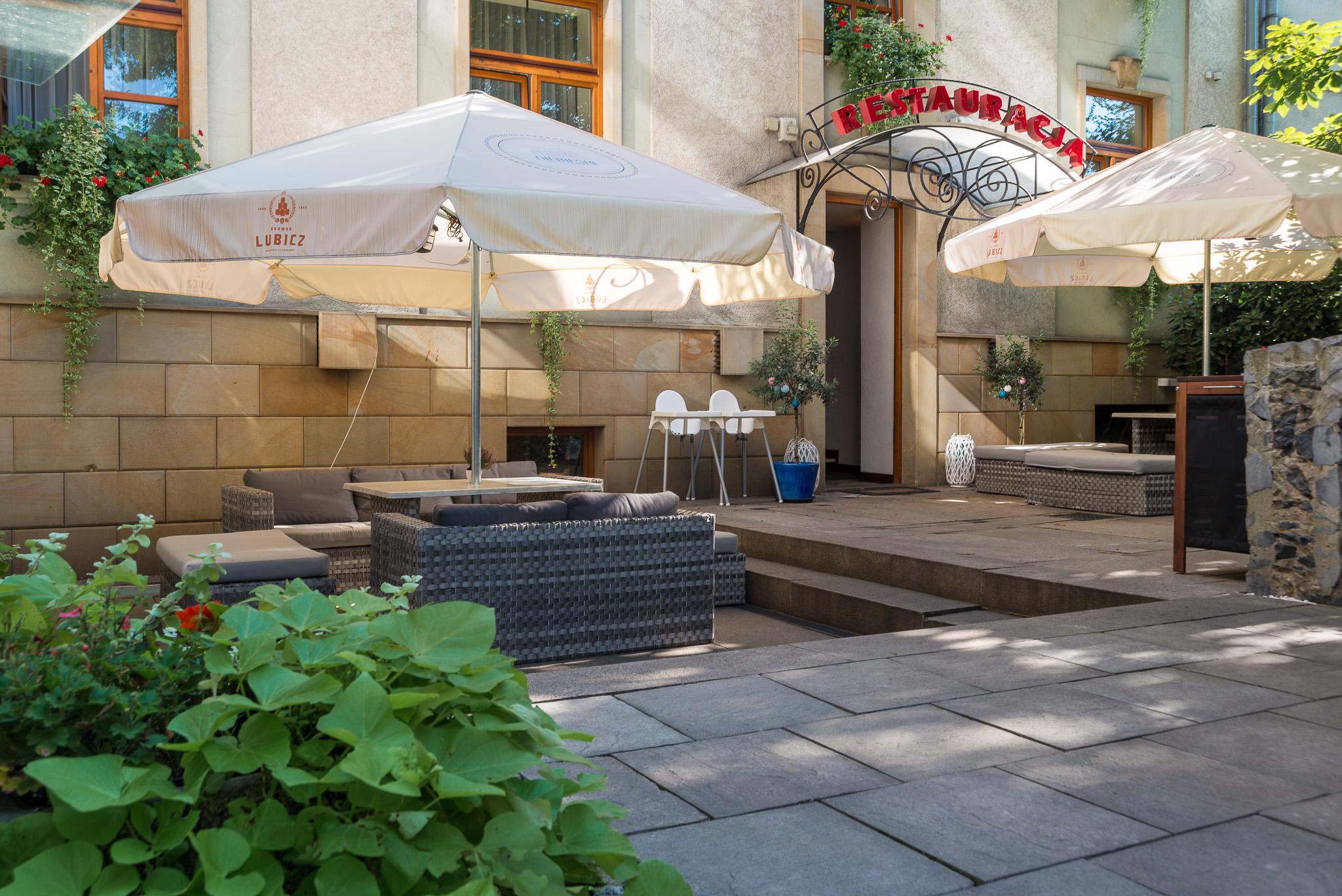Niebieski Art Hotel & Spa Cracovie Extérieur photo The courtyard of the hotel